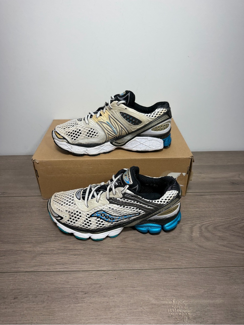 Used women Saucony ProGrid Paramount 2 running shoes size 8